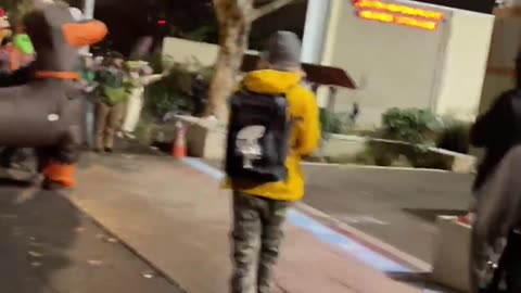 🚨 Antifa openly defying federal orders. Federal agents responded with CS gas,