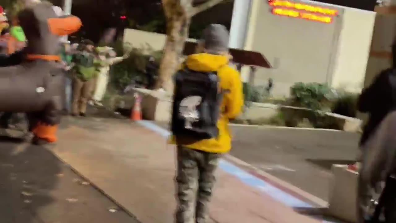 🚨 Antifa openly defying federal orders. Federal agents responded with CS gas,