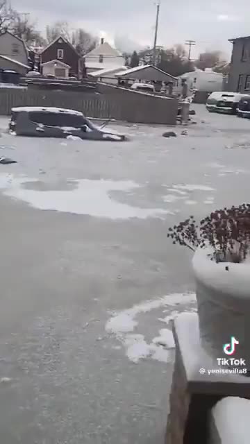 🚨🇺🇸 Meanwhile in Detroit, US, flooded & then it froze ‼️