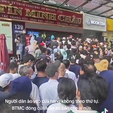 Crowd storm gold shops to buy gold in Vietnam as price hits record high