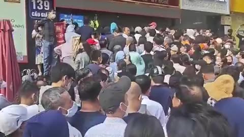 Crowd storm gold shops to buy gold in Vietnam as price hits record high