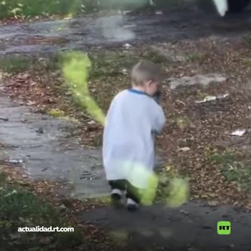 Un bebé se pasea con una pistola en las manos