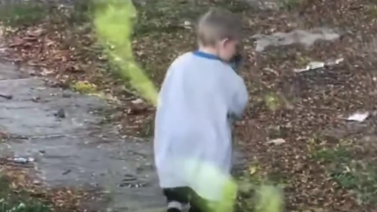 Un bebé se pasea con una pistola en las manos