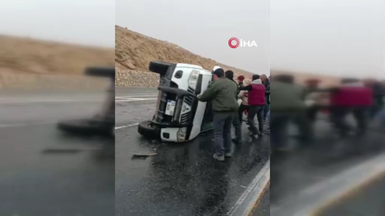 Elazığ’da kaygan yolda kamyonet devrildi