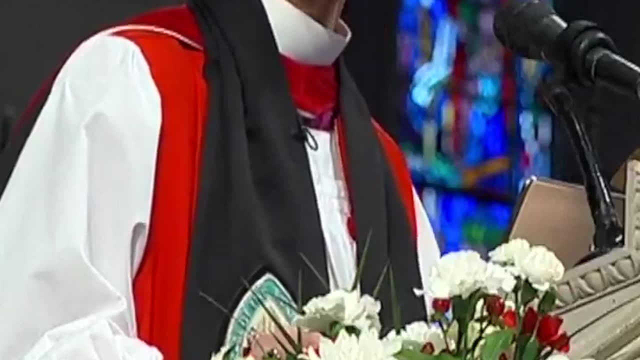 華盛頓聖公會主教瑪麗安 巴德在主持川普總統就職典禮後的國家祈禱會，不僅未傳道、無視非法移民在美國已造成的巨大傷害的大談政治立場！簡直傲慢、荒謬！完全暴露宗教界的混亂和腐敗