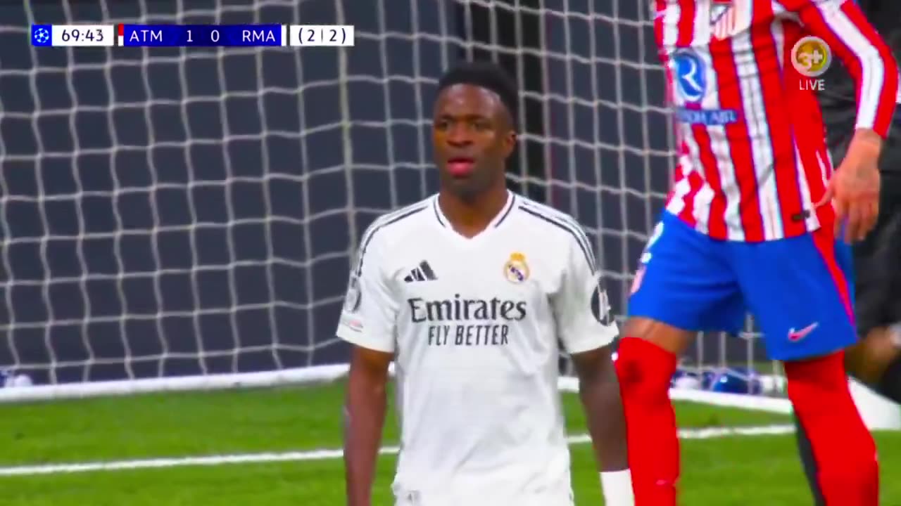 VINICIUS JR MISSES THE PENALTY 😳