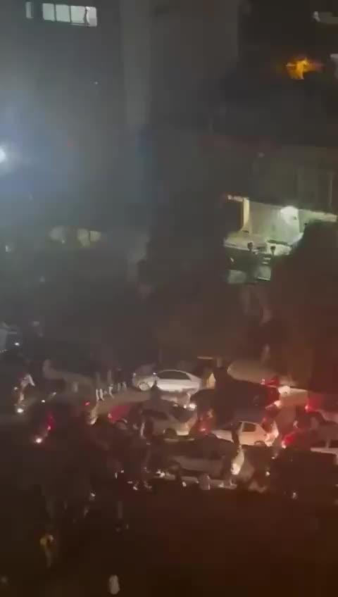 Reports of Iranian citizens now taking to the streets in Tabriz in parallel