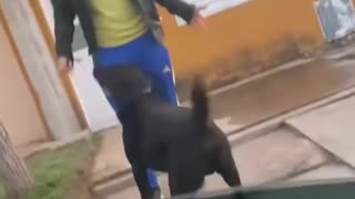 Se enoja con su pareja por vestirse informal para una cita