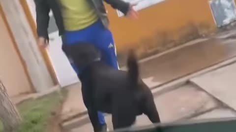 Se enoja con su pareja por vestirse informal para una cita