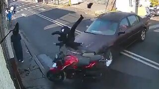 Motociclista que iba en sentido contrario choca contra un auto