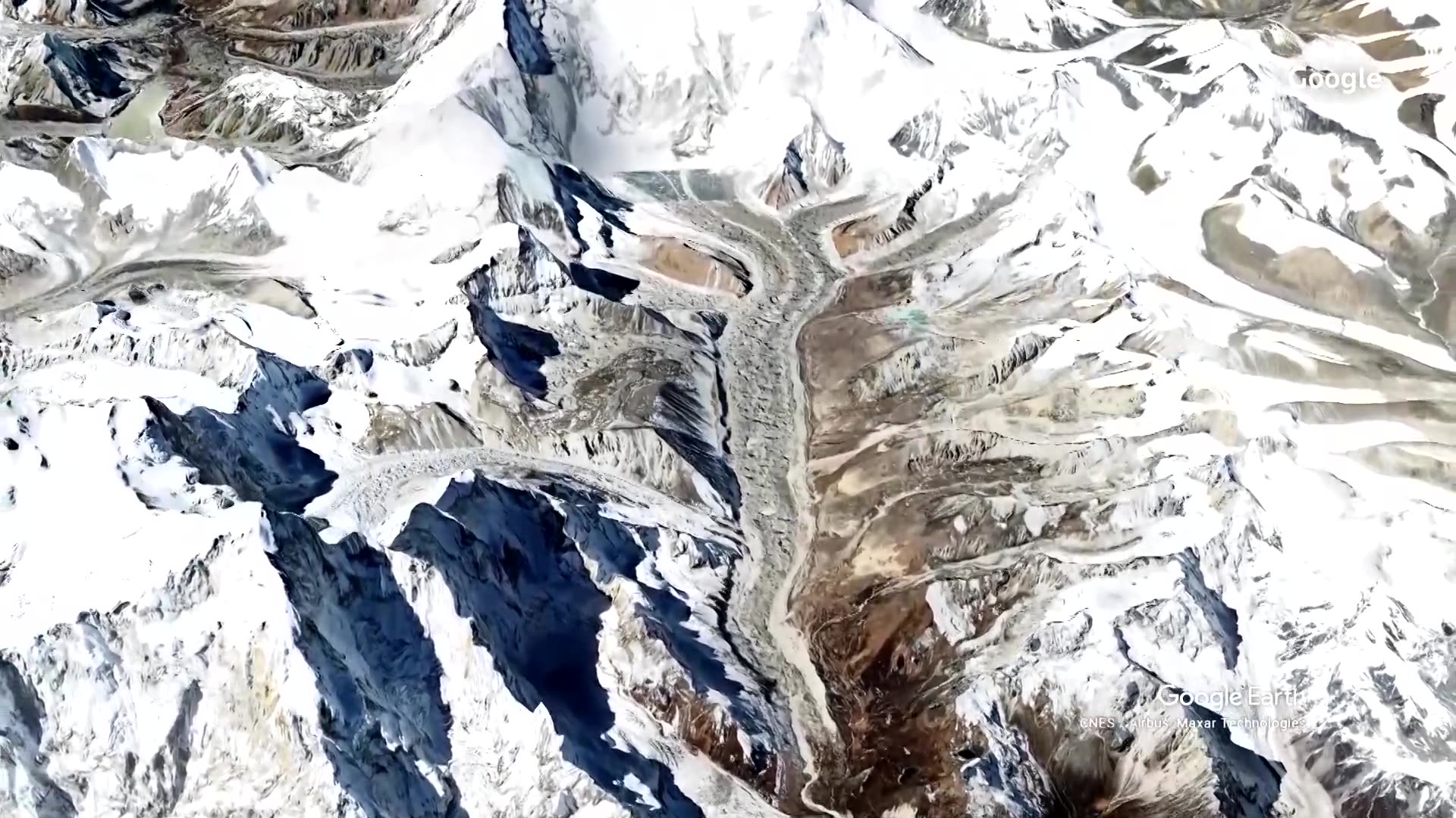 Hundreds of trekkers escape from blizzard-struck Everest in Tibet