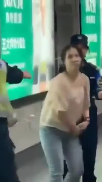 Woman goes nuts after refusing to undergo security screening at Shenzhen Metro Station ticket gate.