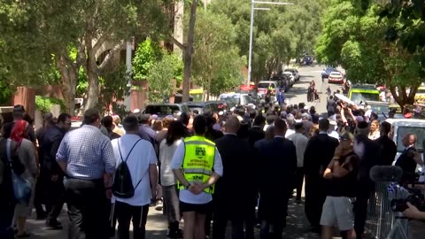 Hundreds pay tribute to slain rabbi at Bondi funeral