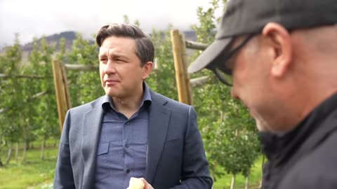 🍁 Classic Poilievre casually eats an apple while slam-dunking the reporter’s questions