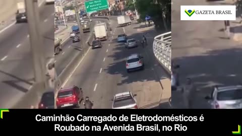 Caminhão Carregado de Eletrodomésticos é Roubado na Avenida Brasil, no Rio