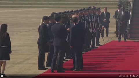 🚨 Người Hàn Quốc vừa chơi YMCA cho Tổng thống Trump khi ông bước ra khỏi Không lực Một trên thảm đỏ.