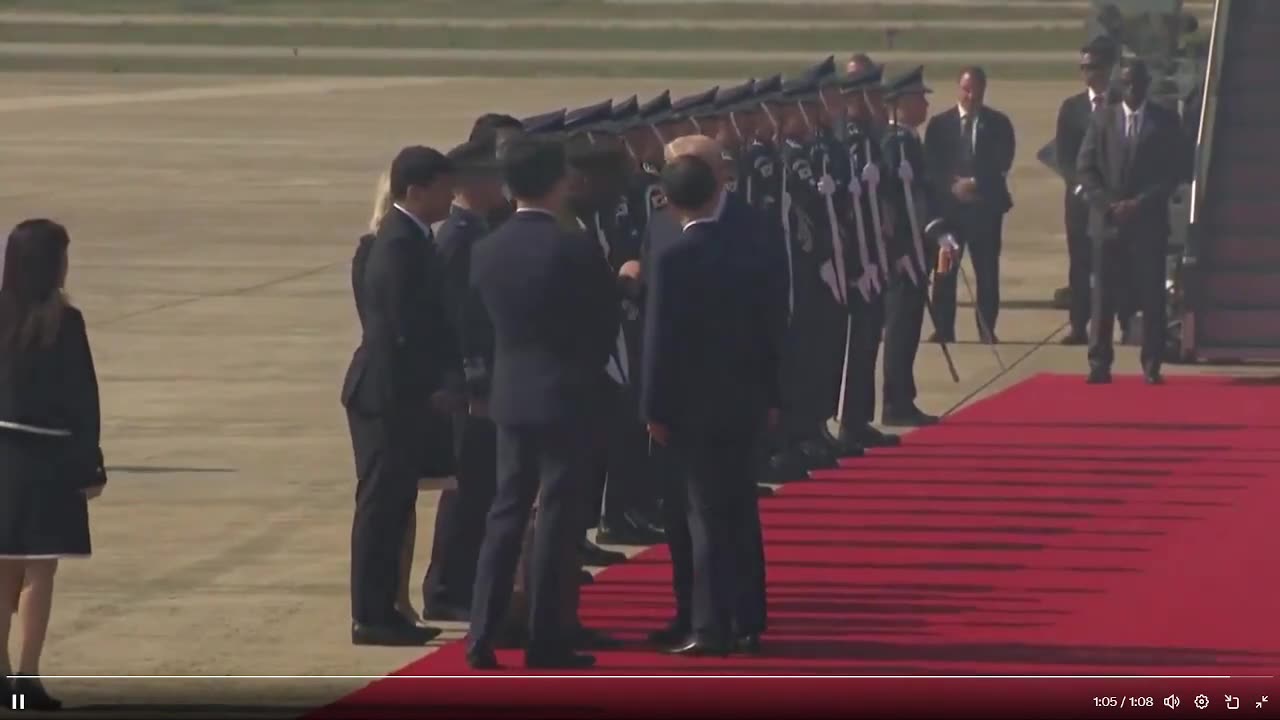 🚨 Người Hàn Quốc vừa chơi YMCA cho Tổng thống Trump khi ông bước ra khỏi Không lực Một trên thảm đỏ.