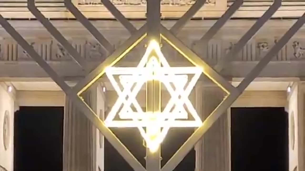 Porta di Brandeburgo a Berlino decorata per l'Hanukkah