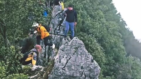 Turista cae desde un acantilado al intentar hacer una selfi y sobrevive