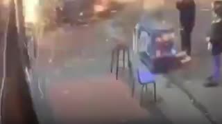 El aterrador momento en que estalla la granada que dejó un muerto y 14 heridos en Colombia