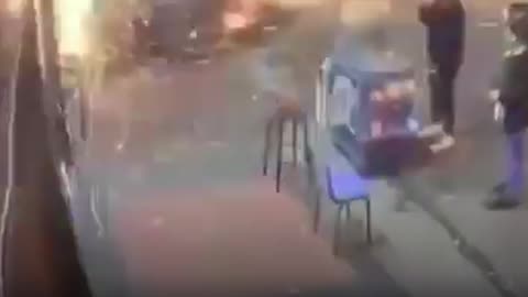 El aterrador momento en que estalla la granada que dejó un muerto y 14 heridos en Colombia