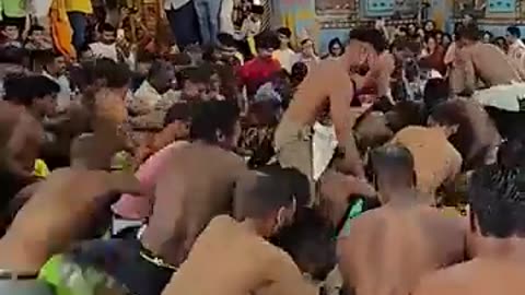 😮✨ Devotees 'Loot' Prasad After Religious Ceremony in Gujarat! | FeedMyCuriosity
