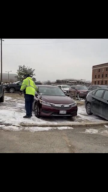SUPPORTERS OF J6 PRISONERS🛂🏷️🚗📸SERVED WITH PARKING TICKETS OUTSIDE PRISON🏢🚙🛃💫