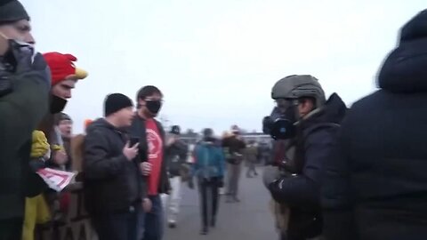 🚨CURRENTLY IN MINNEAPOLIS: ICE agents are surrounded & being assaulted!