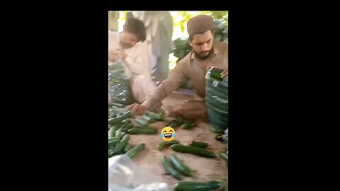 THAT'S WHY YOU NEED TO WASH VEGETABLES AND FRUITS AFTER PURCHASE 😂😂😂