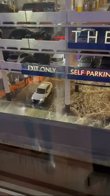 Massive floods caused by heavy rains at the LINQ in Las Vegas, Nevada, US 🇺🇸 (15.11.2025)