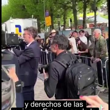 Woman shouts "war criminal" at Ursula von der Leyen