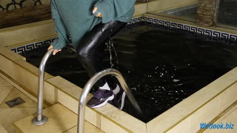 Wetlook girl in leather leggings