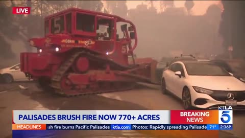 Palisades CA Fire: People abandoning cars and running for their lives bulldozer clearing cars