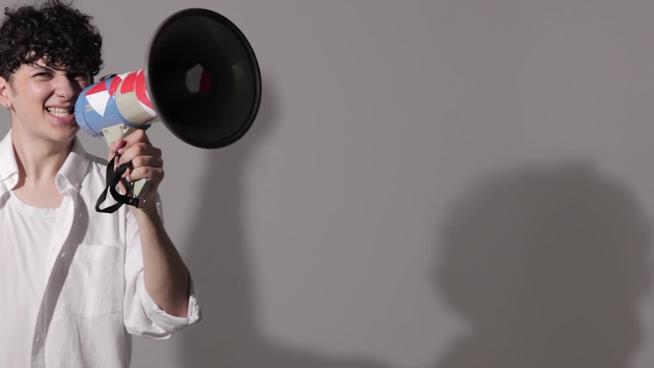 Running Ur Mouth – Senoj (Official Clip)