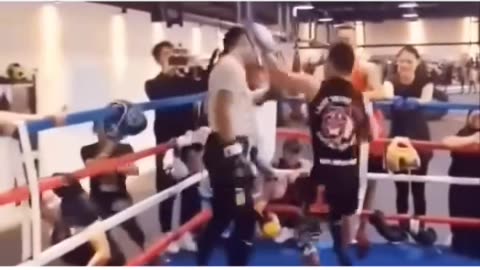 Pro Boxer vs Street fight!