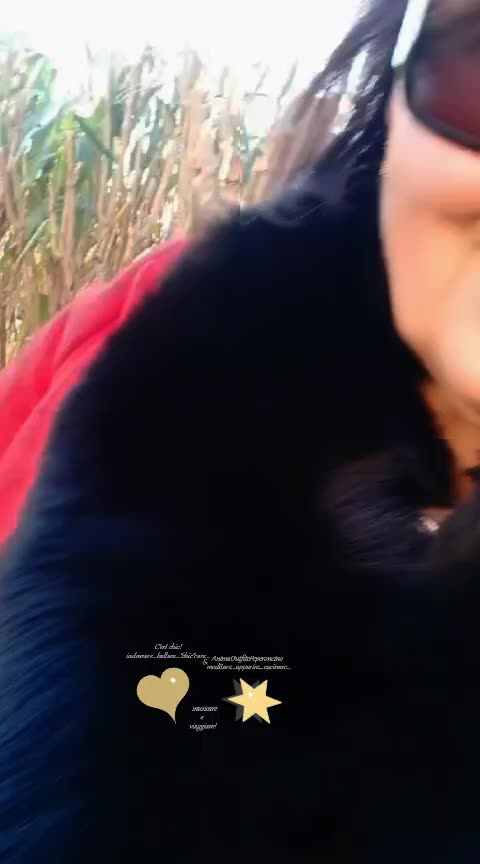 Outfit Natale demi casual: Leggins nero paillettes/casacca rossa/cardigan nero&strass.