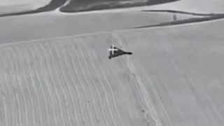 🚁🇺🇦 Ukrainian Mi-17 helicopter shoots down a Shahed during one of the air