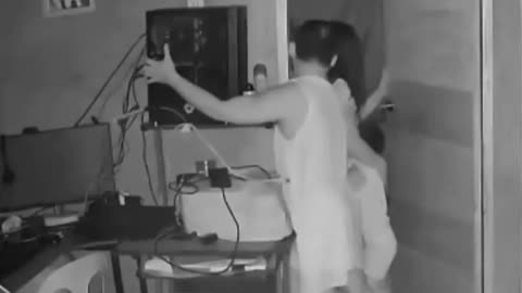 😮🏠 This Guy's Quick Thinking During an Earthquake! | FeedMyCuriosity