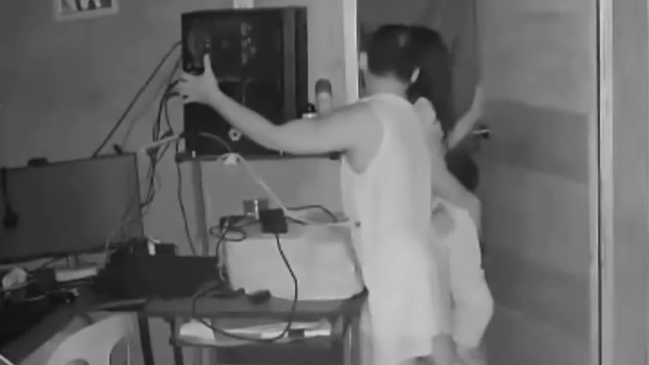 😮🏠 This Guy's Quick Thinking During an Earthquake! | FeedMyCuriosity