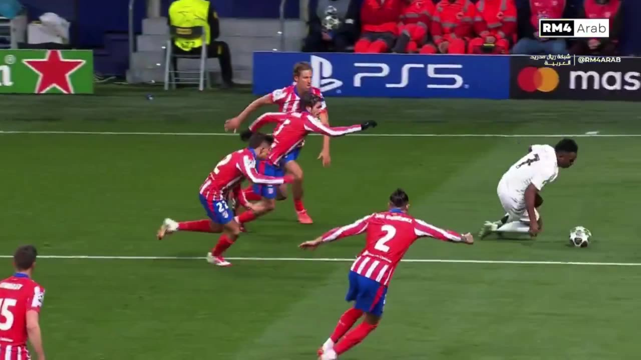 That looked a certain handball by Giuliano Simeone (Atl. Madrid) inside the box