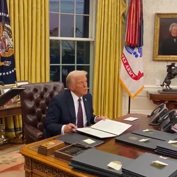 Donald Trump ⁩discovers a note from ⁦Joe Biden ⁩ in the Oval Office