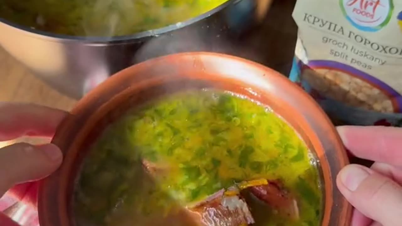 Pea soup with smoked ribs