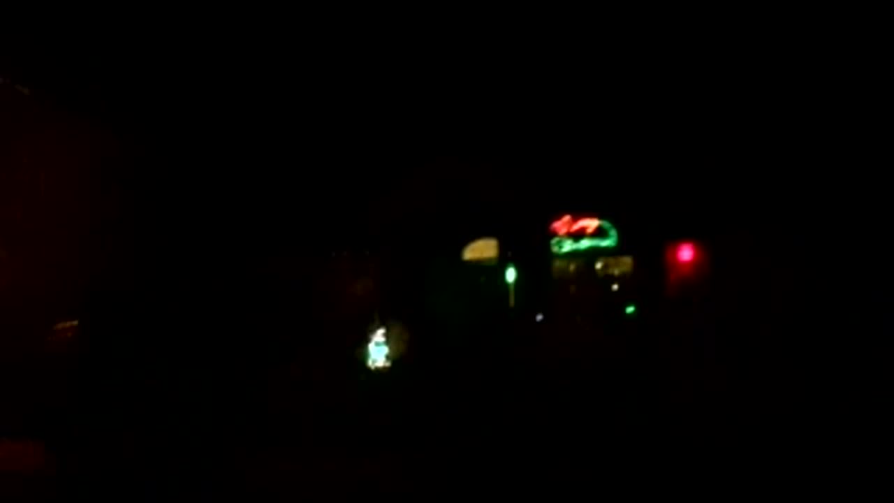 Driving by Xmas lights is eerie, note there's no color abberation except with sodium vapor lights