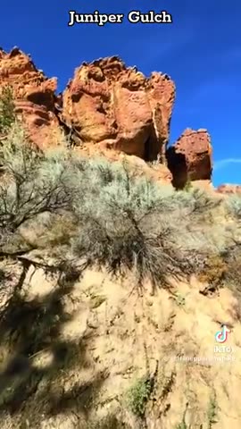 Does this look like a natural rock formation to you？