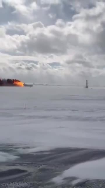 aircraftmaintenancengineer - Clearist footage showing the crash moment of Delta - Endevoir Air CRJ-9