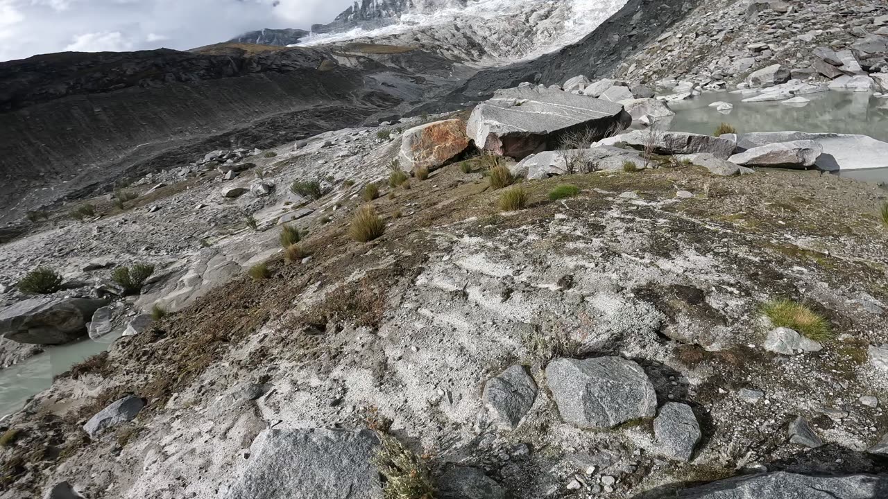 Exploring Llaca Lagoon (Huaraz, Peru)