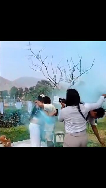 Invitado interrumpe revelación de género y lo sacan de los pelos