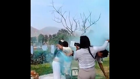 Invitado interrumpe revelación de género y lo sacan de los pelos