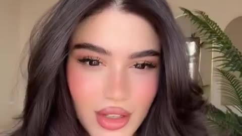 Marliyn Accessories Curvy plus Size Model. Biography Curvy Model. Body Positivity ! Influence.