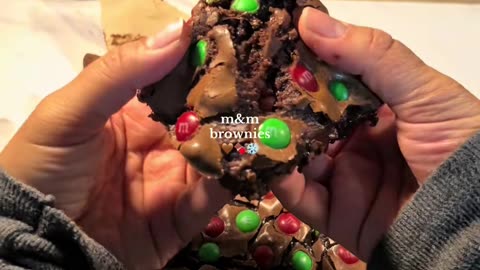 bakemas day 3!! christmas m&m brownies so thick & fudgy omggg